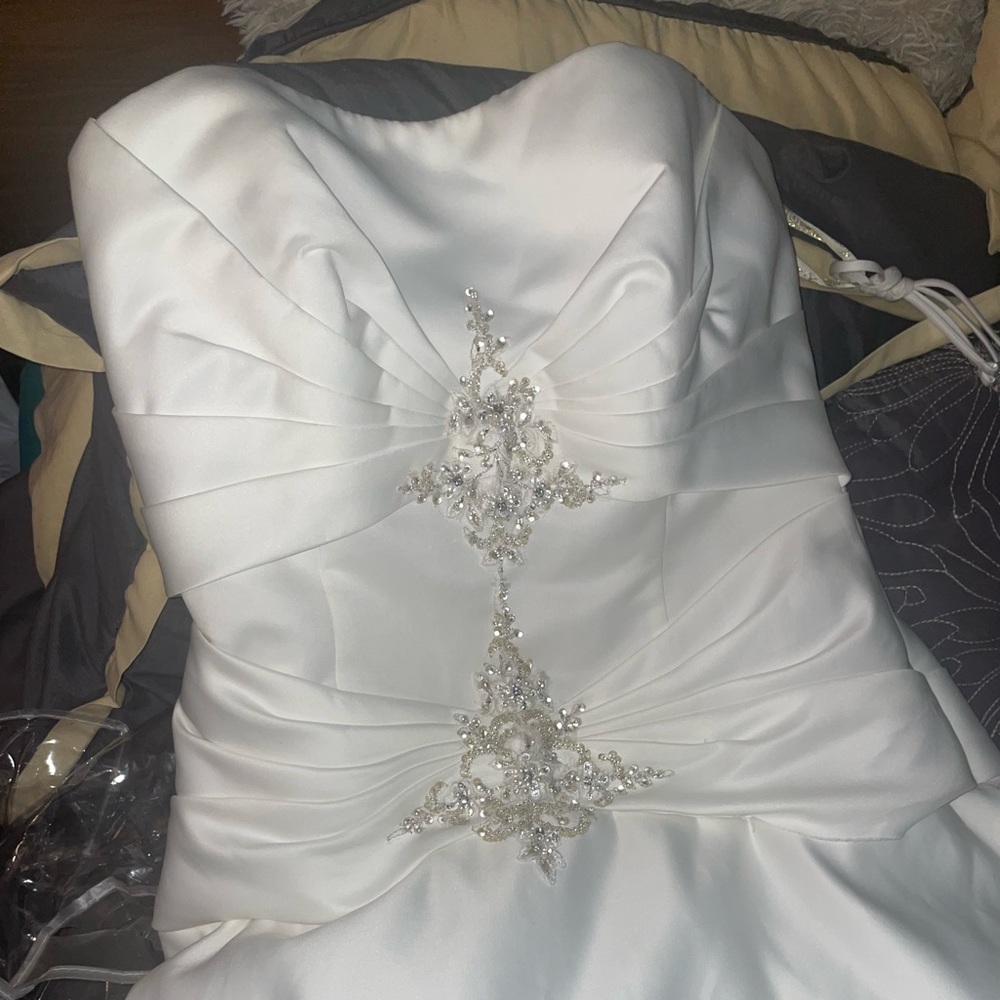 Wedding dress for sale it’s a size 12. It’s never worn other then trying it on.